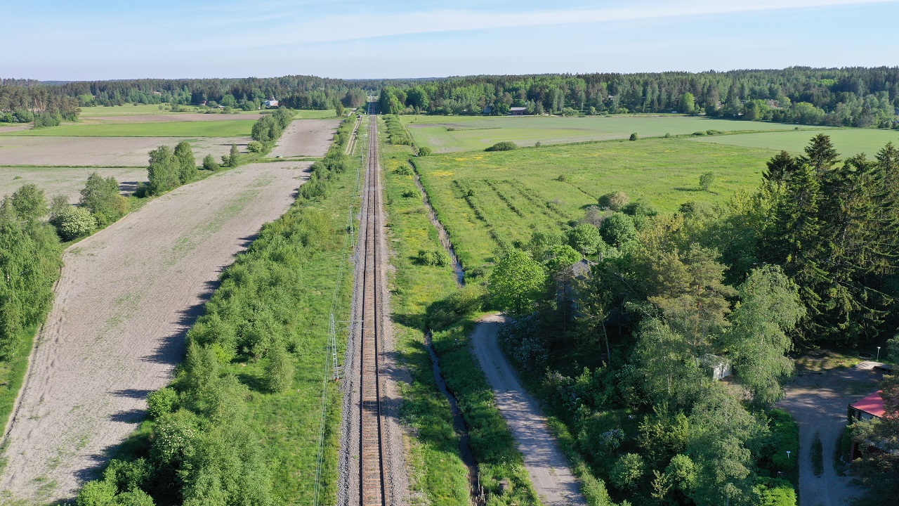 Flygfoto över tåget Åbo-Uusikaupunki i Masku