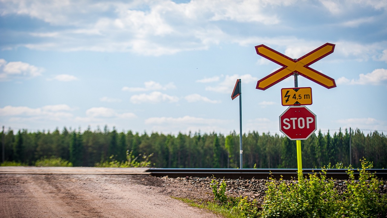 Stoppskylt vid en plankorsning