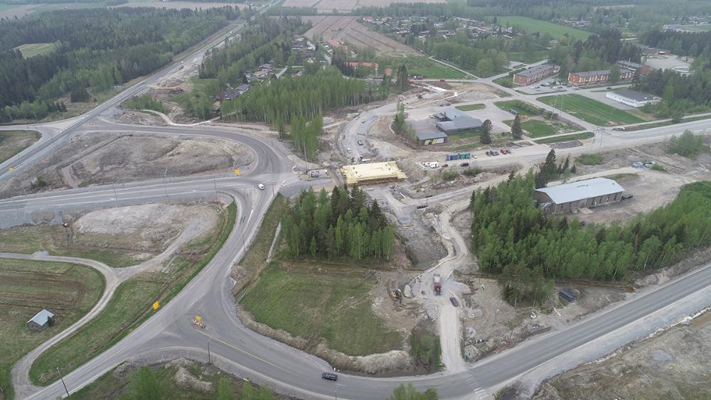 Ilmakuva Edsevöstä, jossa keskellä Holmintien risteyssillan tukirakenteita.