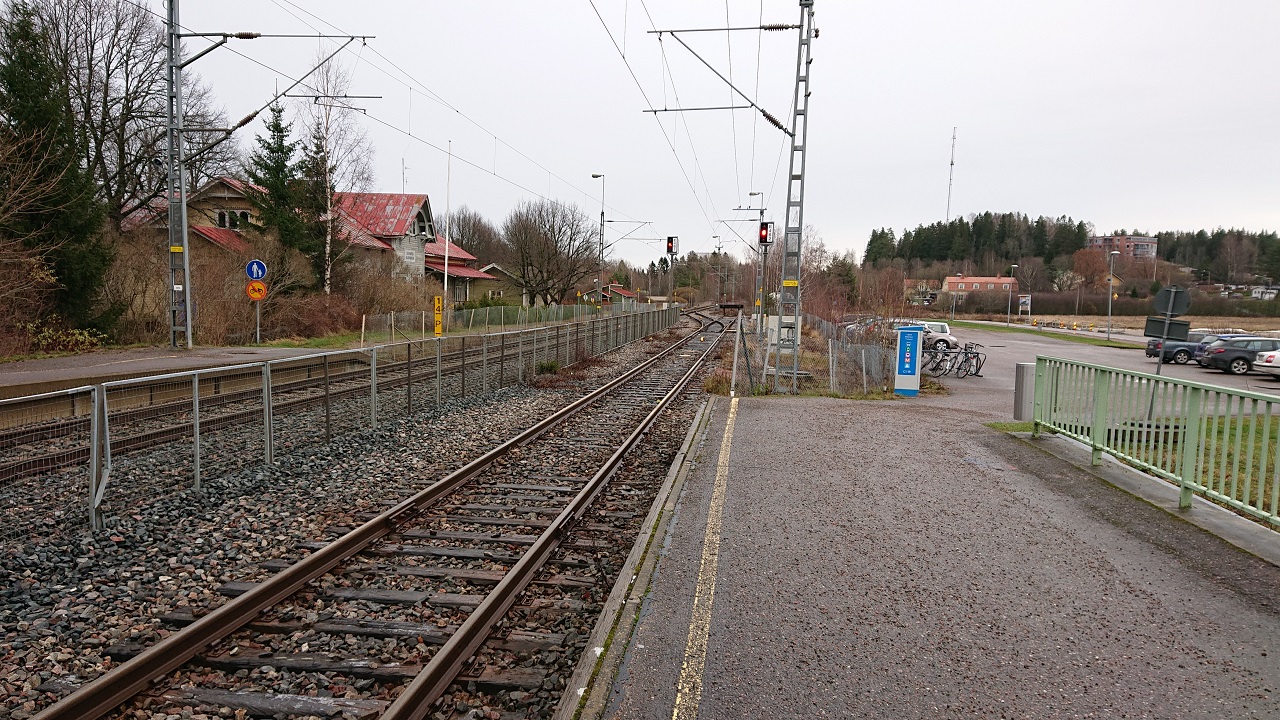 Siuntion asema, vasemmalla puolella asemarakennus, oikealla puolella liityntäpysäköintialue