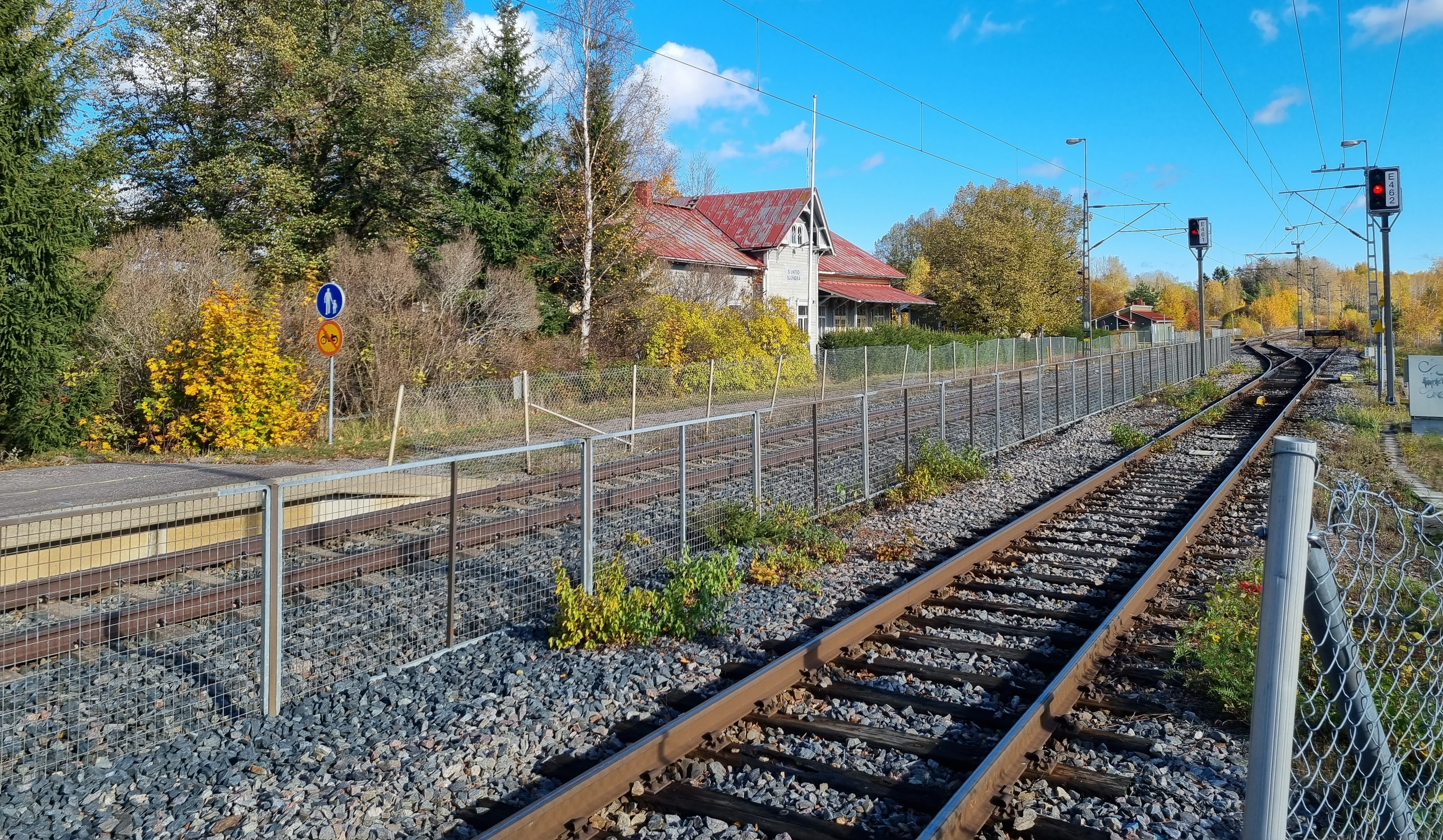 Siuntion asema, vasemmalla puolella asemarakennus