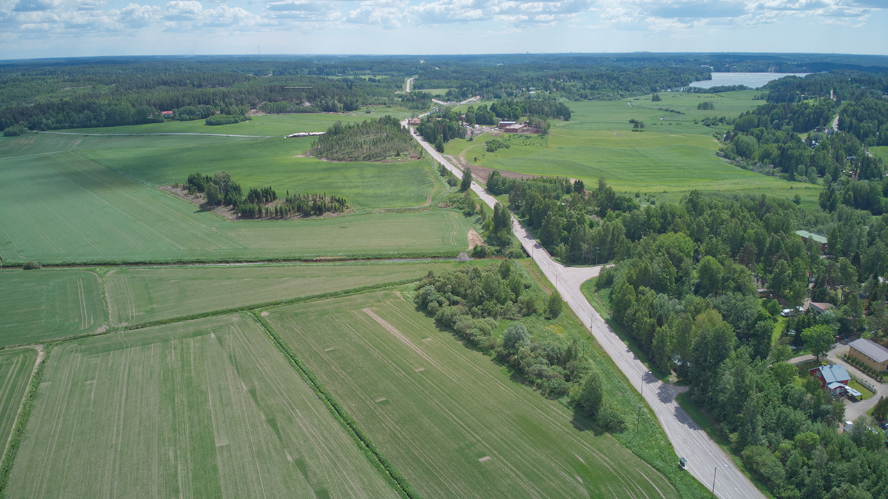 Hankealue ilmasta ksäsin aurinkoisena kesäpäivänä.