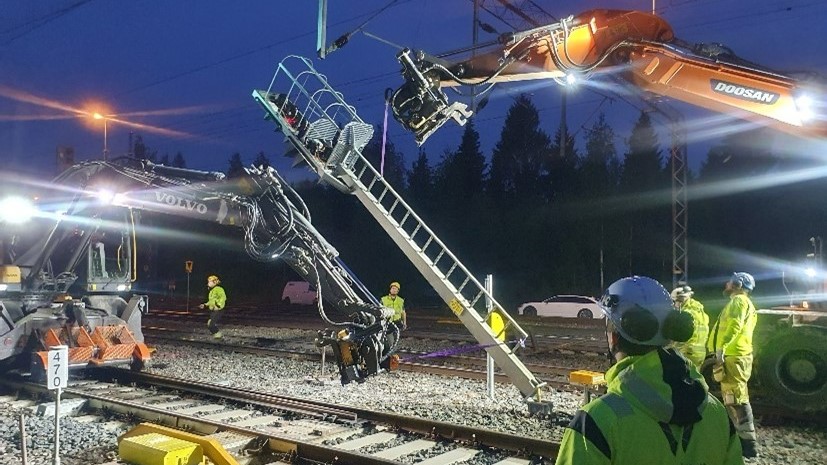 Käyttöönotossa vanhat opastimet kaadettiin ja uudet nostettiin.