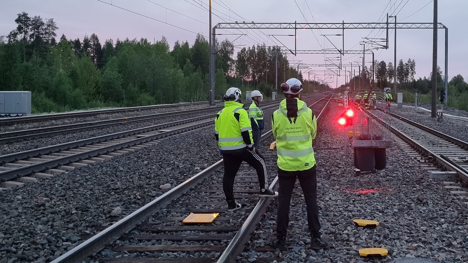 Käyttöönoton aikana paljastettiin uudet baliisit ja peitettiin vanhat. Baliisit ovat kiskojen välissä olevia lähettimiä, jotka välittävät tietoa junien automaattiselle kulunvalvonnalle.