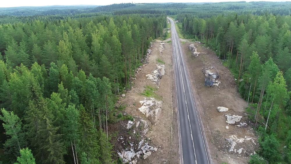 Tietä reunustavaa kalliota on poistettu Vuorisentien liittymän alueella. Leveämpi tienreuna parantaa näkyvyyttä ja lisää liikenneturvallisuutta.