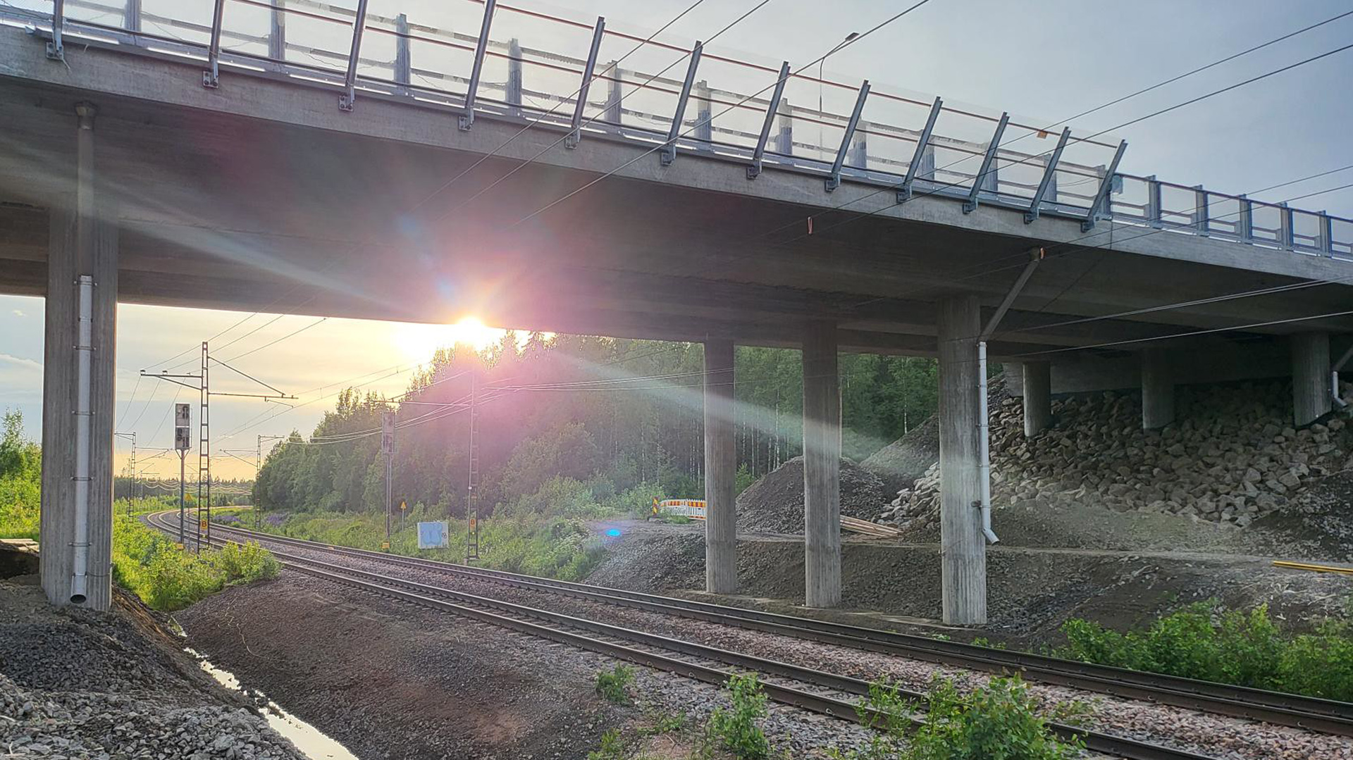 Rautatien ylle rakennetaan puurakenteista ylikulkusillan valumuottia.