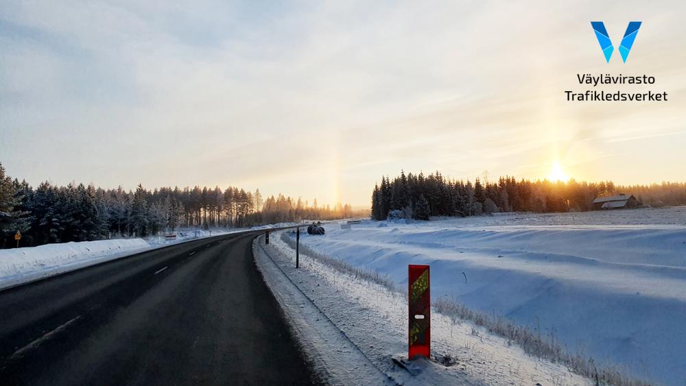 Maantie, heijastinlamelli, lumikinoksia, metsää.