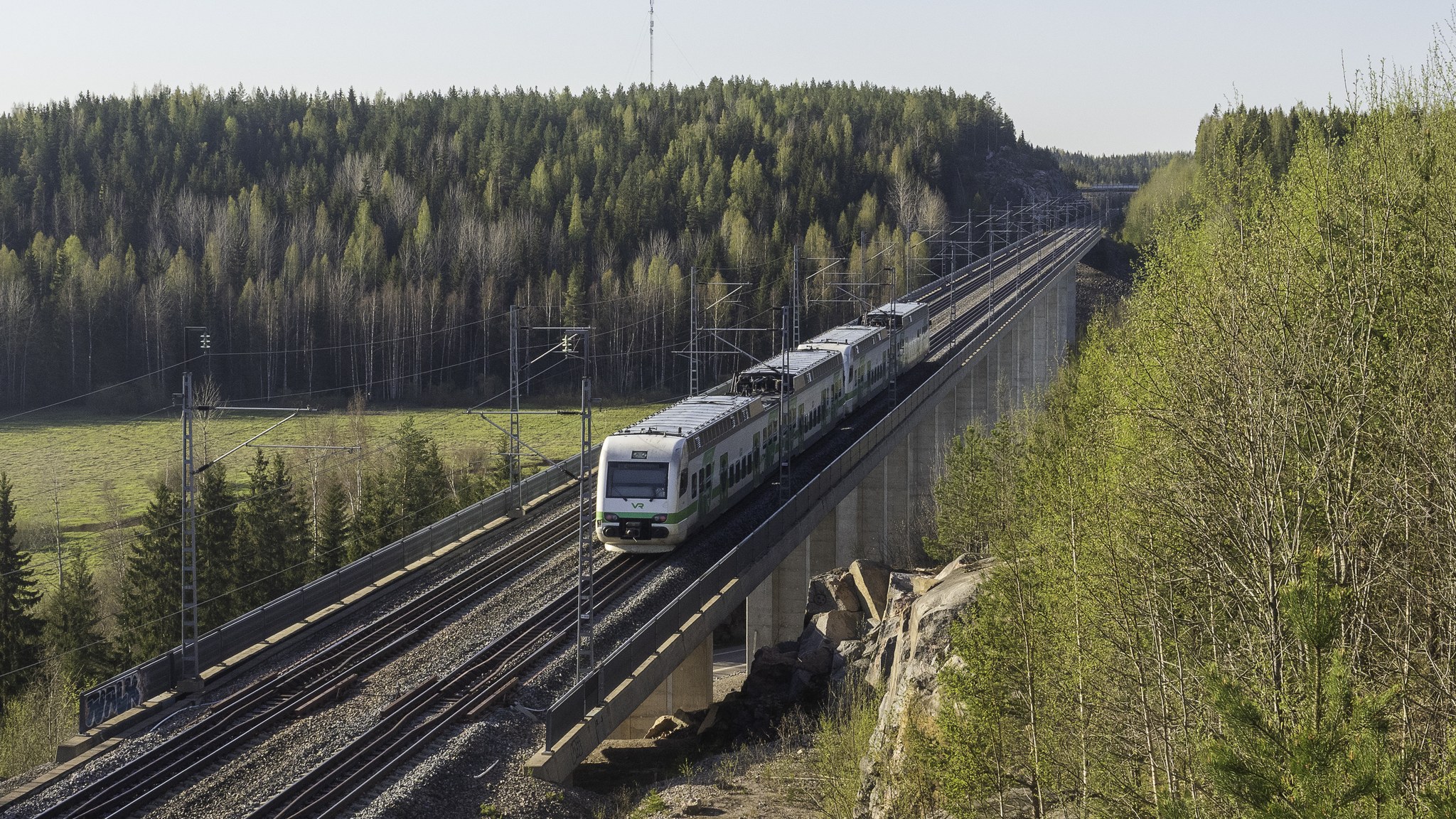 Kuvituskuva rautatiestä ja junasta.