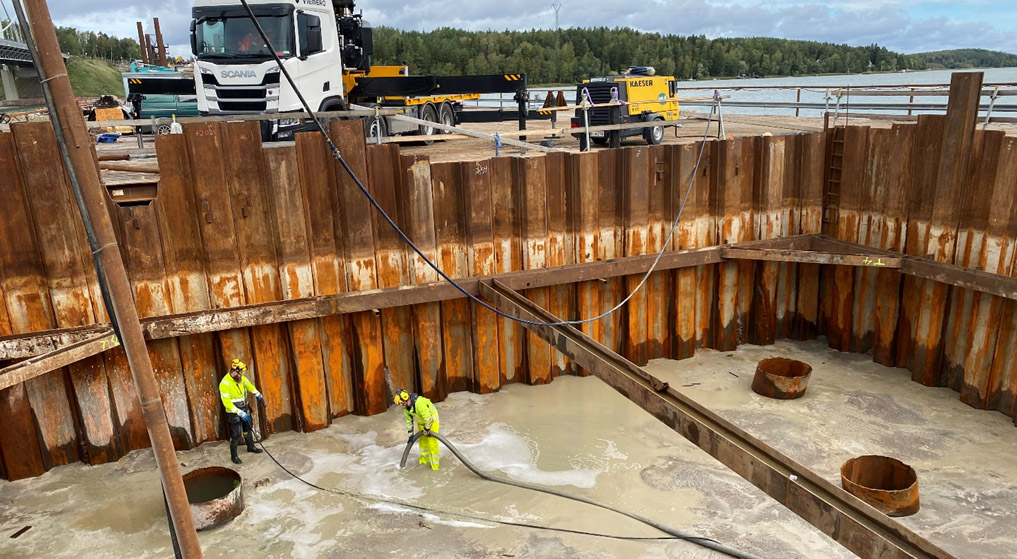 Vattnet pumpas ut ur stålspontskassunen i början av hösten 2023. Väggens rostspår avslöjar den omgivande havsytans höjd.