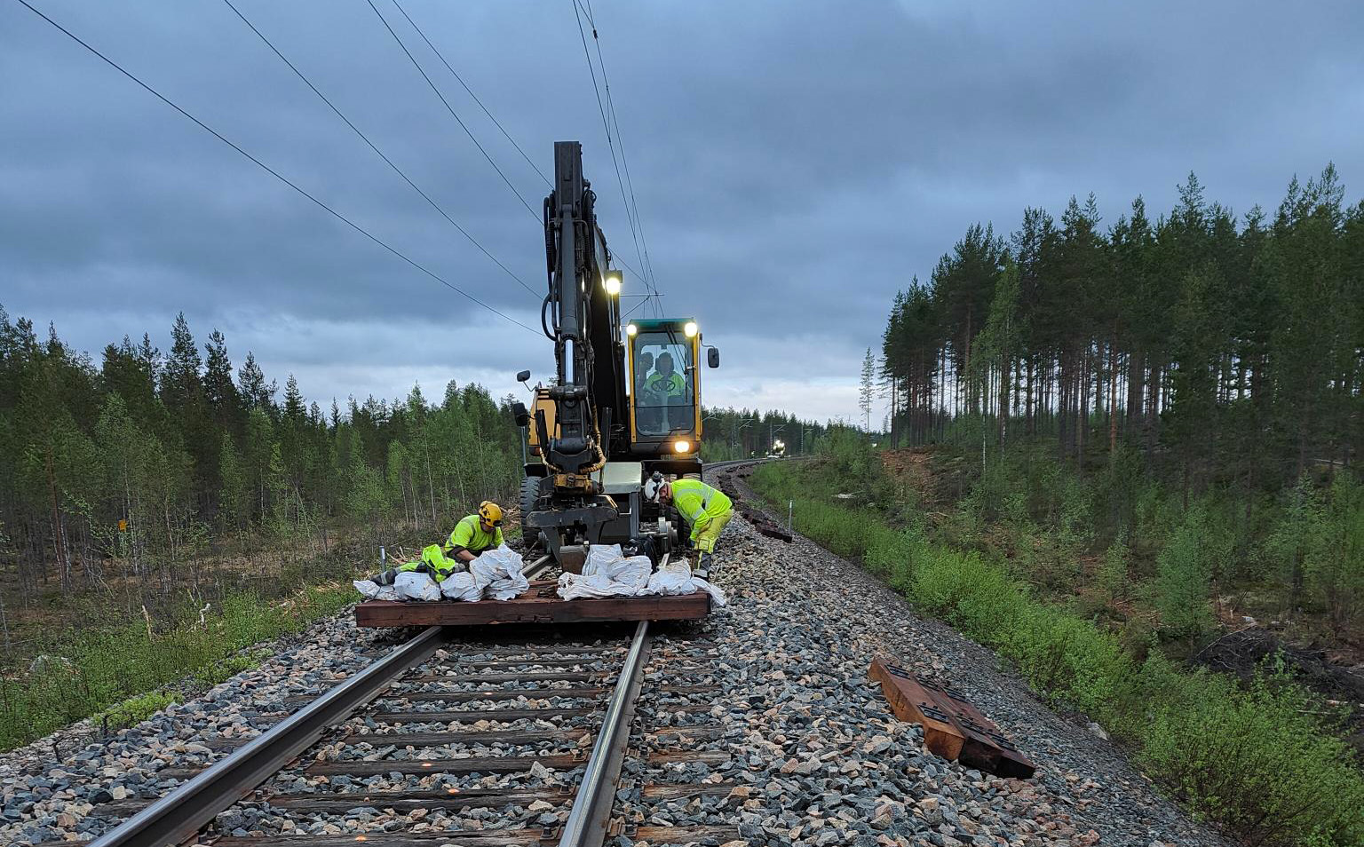 Ratapölkkyjen uusimista illalla Pohjois-Suomessa.