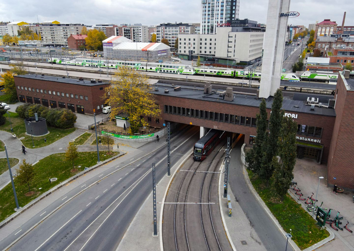 Dronekuva Tampereen rautatieasemasta.