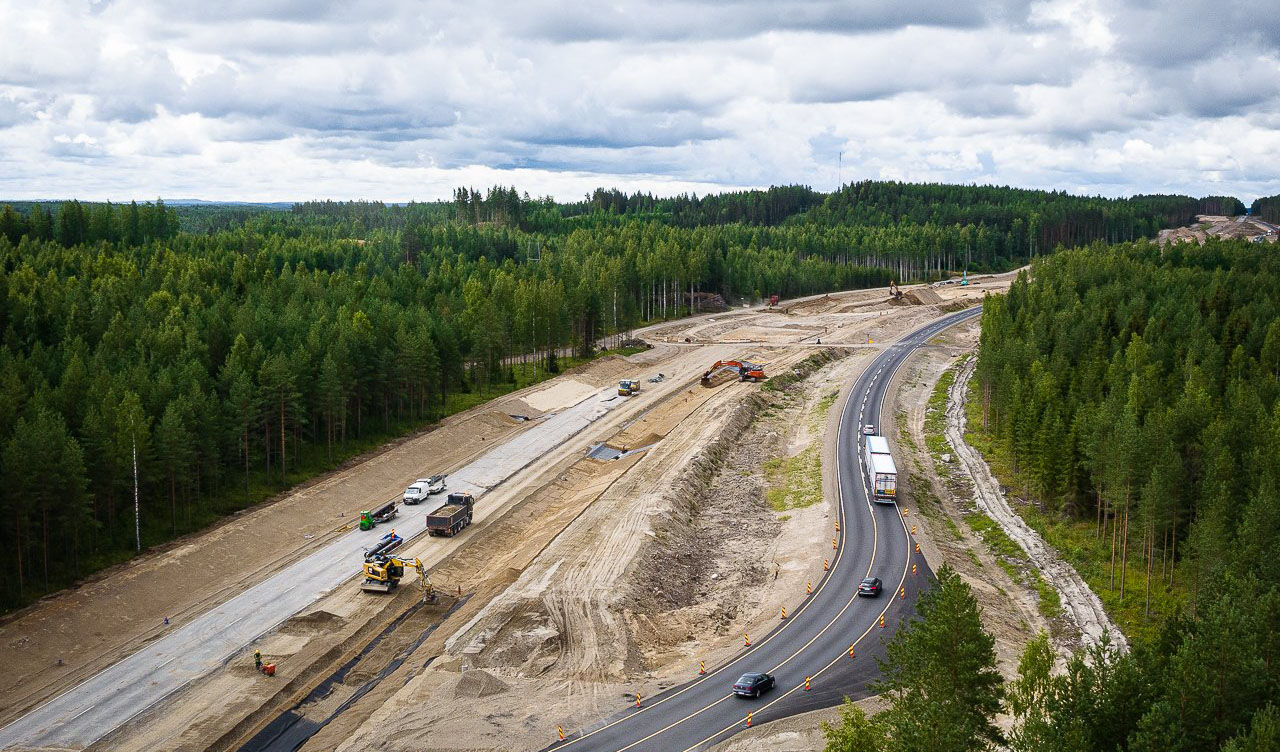 Kuvituskuva rakenteilla olevasta tiestä.