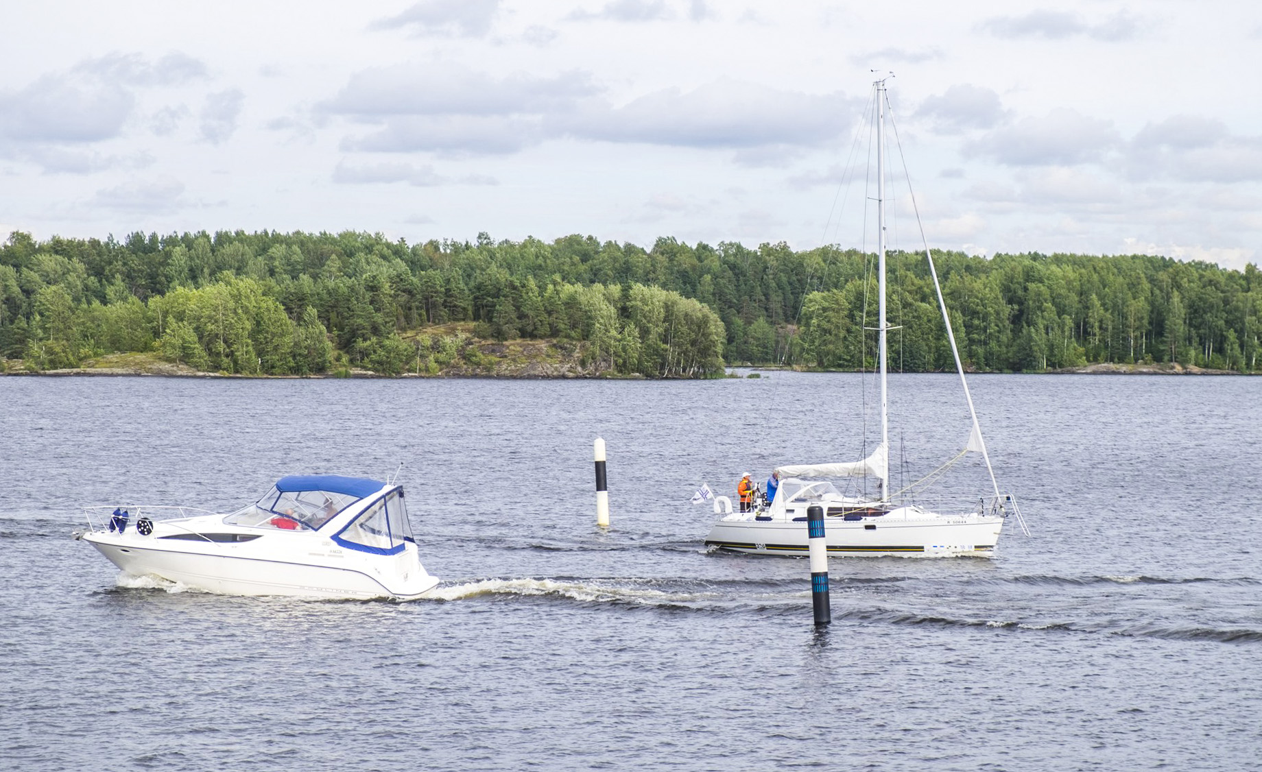 Kaksi venettä sisävesiväylällä ja merimerkkejä.