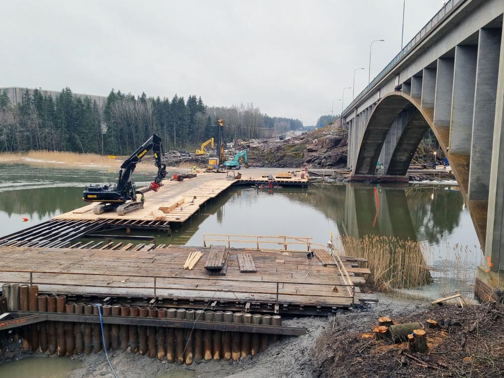 Työsiltaa rakennetaan Hessundinsalmen sillan työmaalla.