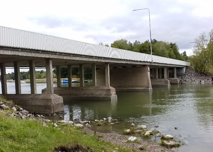 Kesäinen Kuusistonsalmen silta rannalta katsottuna. Taitorakennerekisteri.