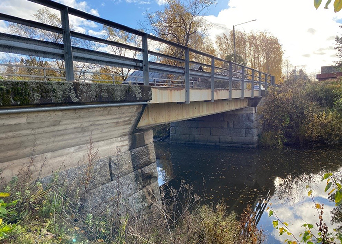 Köyliön silta syksyisessä maisemassa. Taitorakennerekisteri.
