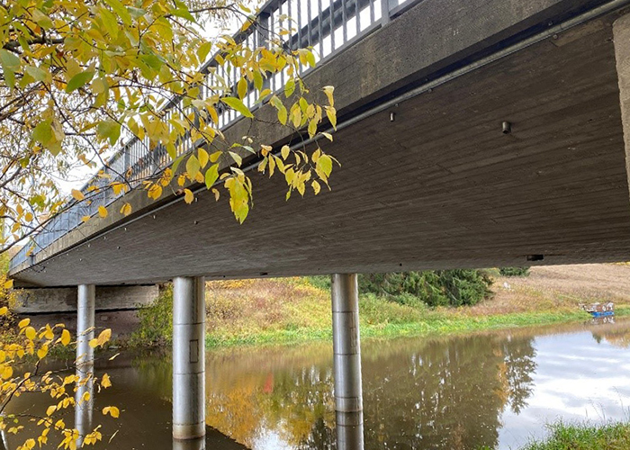 Vanhan kirkon silta alkusyksyn päivänä.