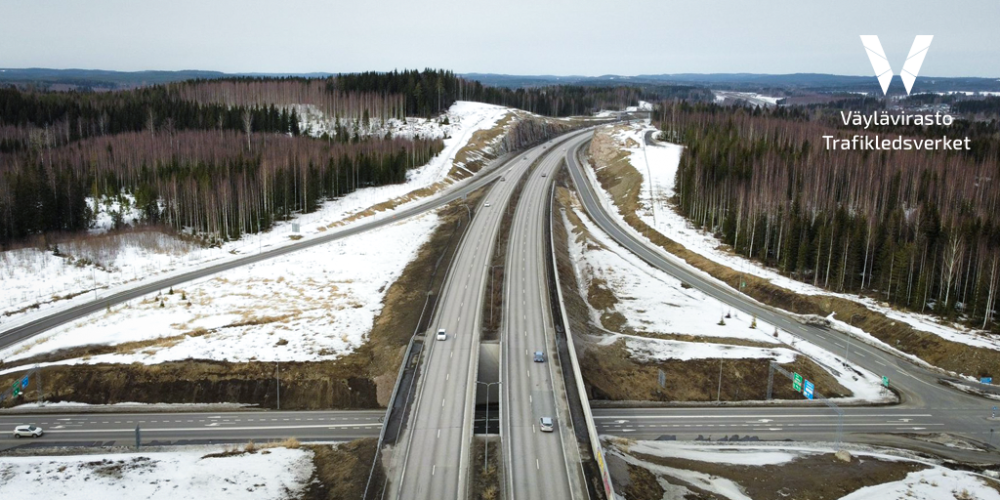 valtatie 4, Lintukankaan eritasoliittymä, rinnakkaisteitä, autoja, lunta, metsää