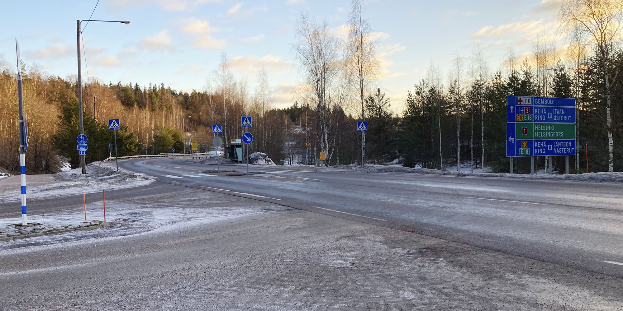 Nupurintien risteysalue suojateineen lopputalven auringossa.