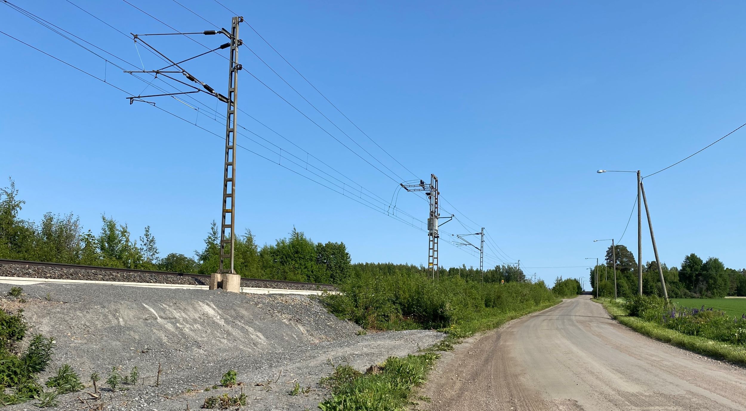 Kuva Terätieltä, junarata ja hiekkatie peltojen keskellä