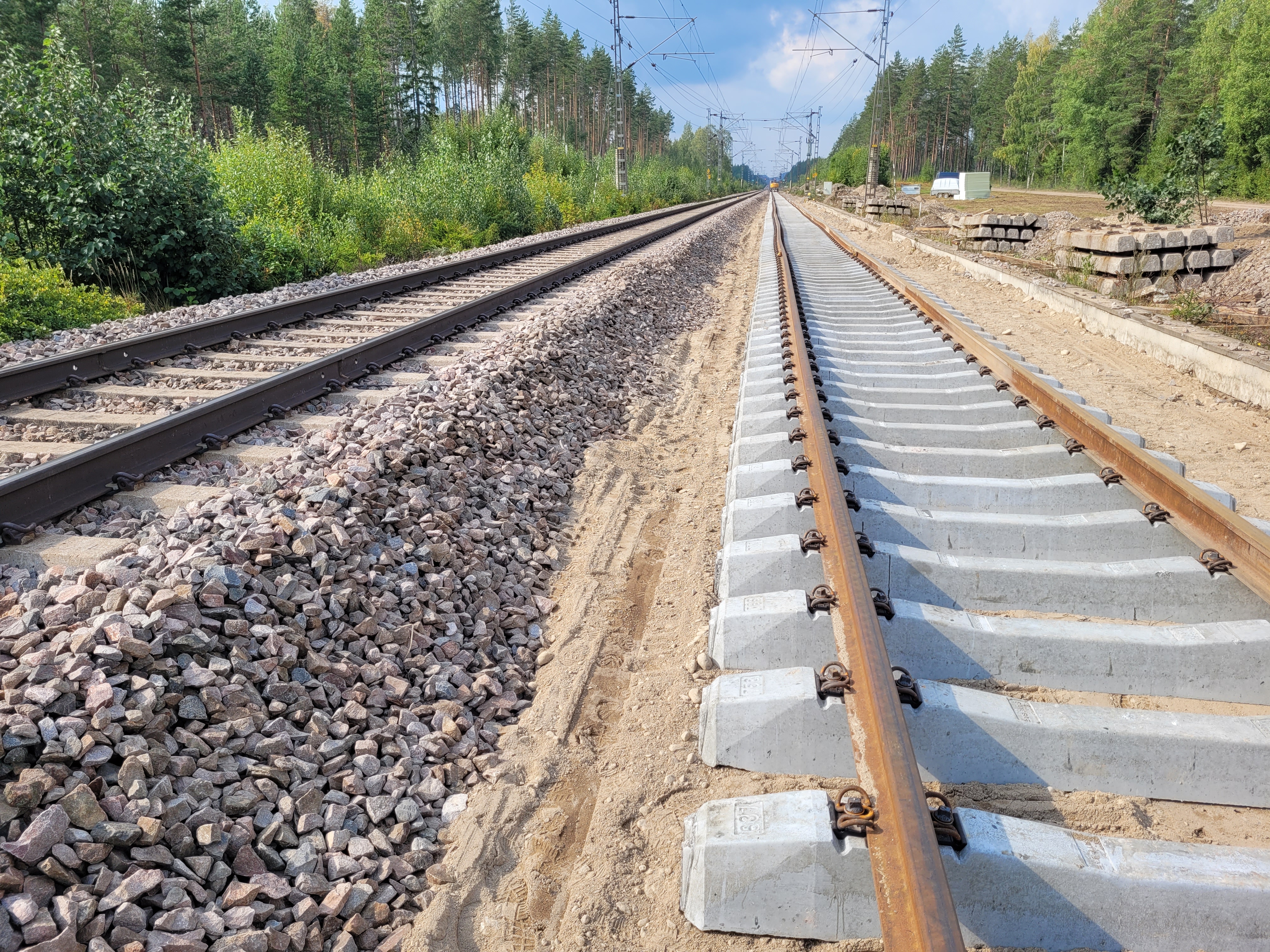 Kaksi raidetta vierekkäin, toinen vanhaa rataa ja toisessa vaihdettu uutta päällysrakennetta