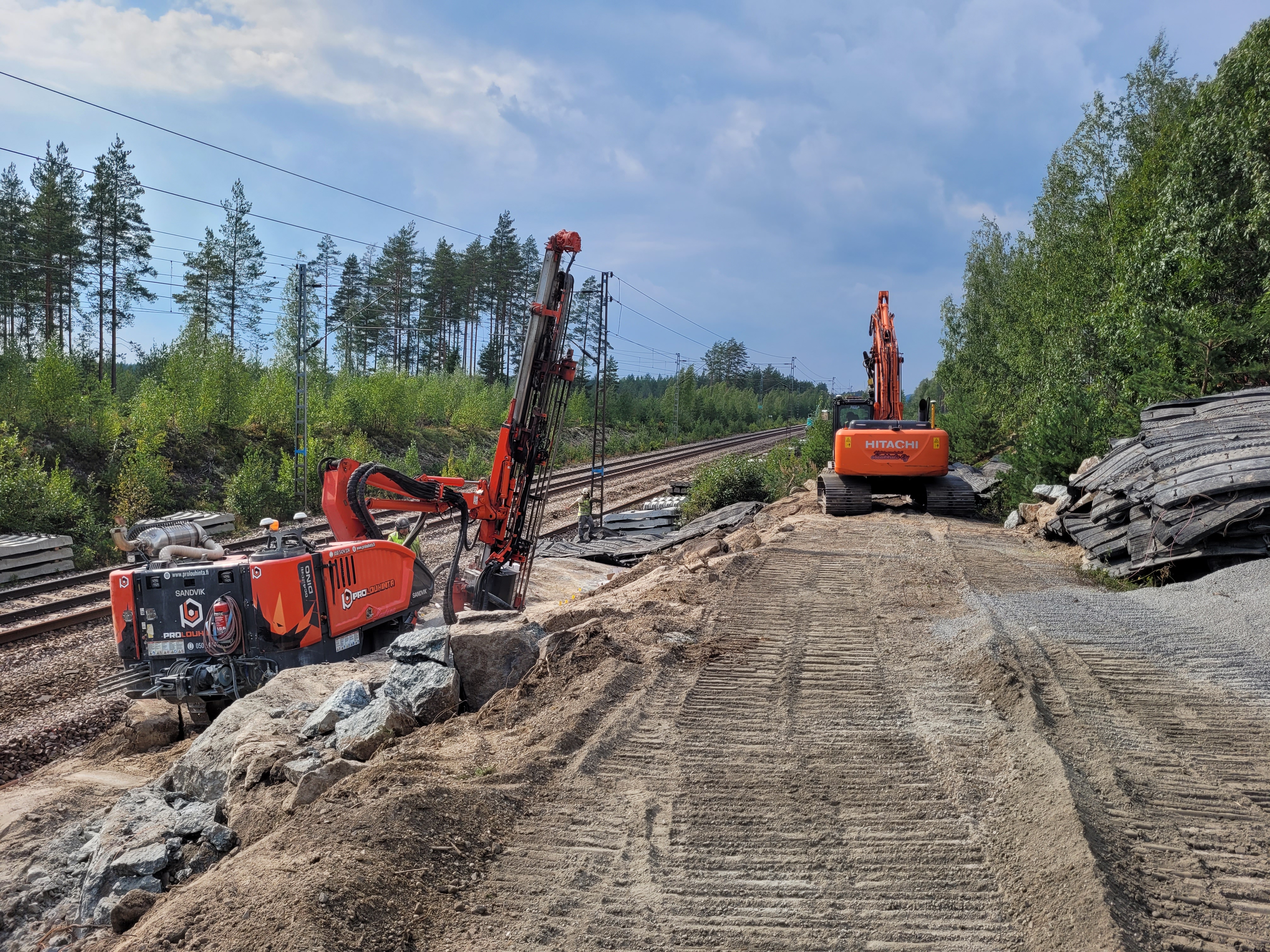 Kaksi työkonetta louhintatöissä työmaalla