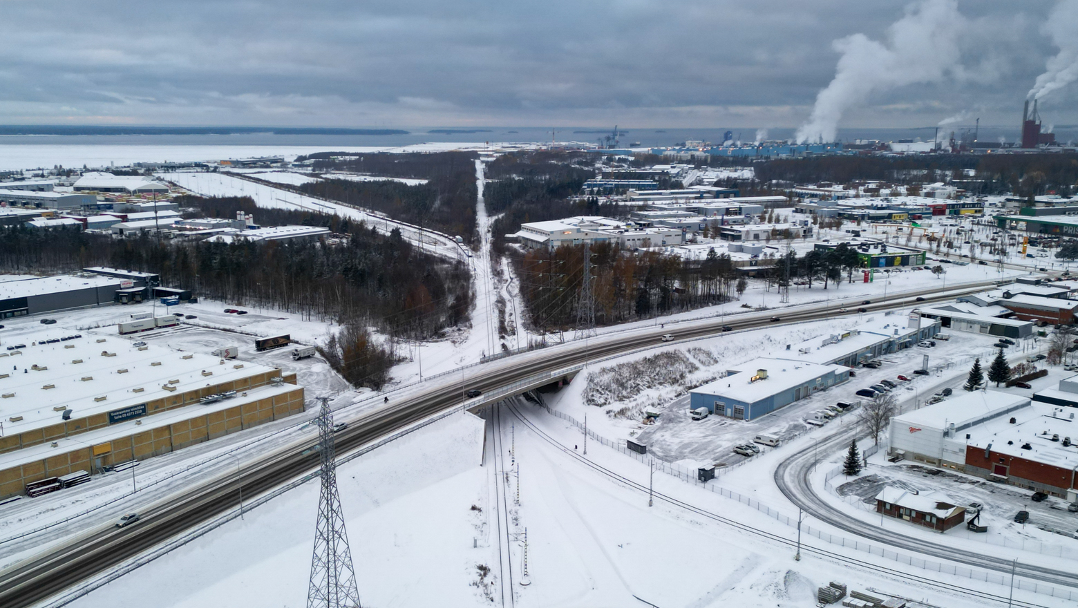 Oulun Oritkarin kolmioraide ja Latokartanon silta ilmakuvassa merelle päin kuvattuna.