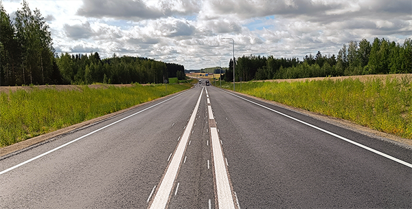 Valtatie 4, Hartola–Oravakivensalmi, levennetty valtatieosuus, leveä keskimerkintä