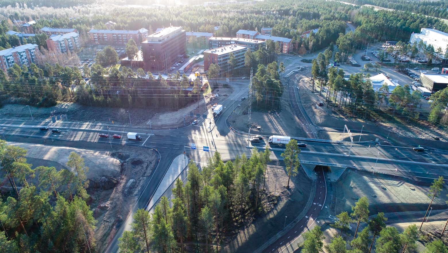 Uudistunut risteysalue Poikkimaantiellä.
