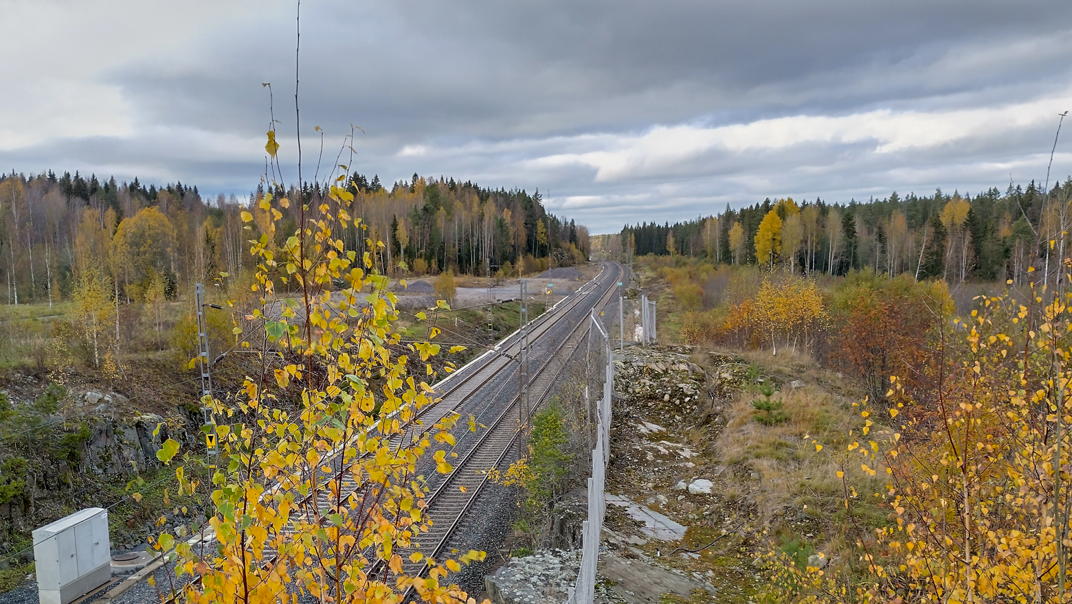 Junarata halkoo maastoa Ylöjärvellä ruska-aikaan. 