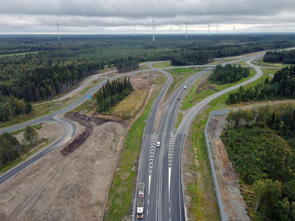 valtatie, maantie, autoja, melusuojausta, metsää, tuulivoimaloita, silta