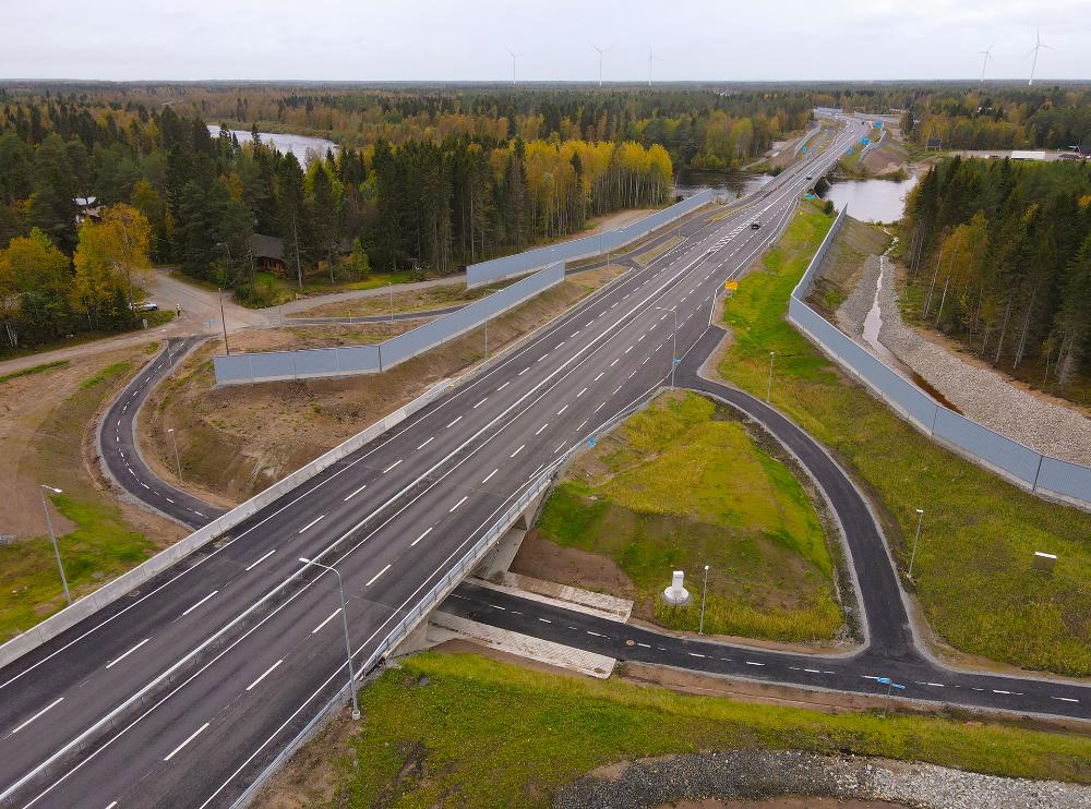 valtatie, reitit jalankululle ja pyöräilylle, valaistusta, joki, melusuojausta, metsää, taloja, valaistusta