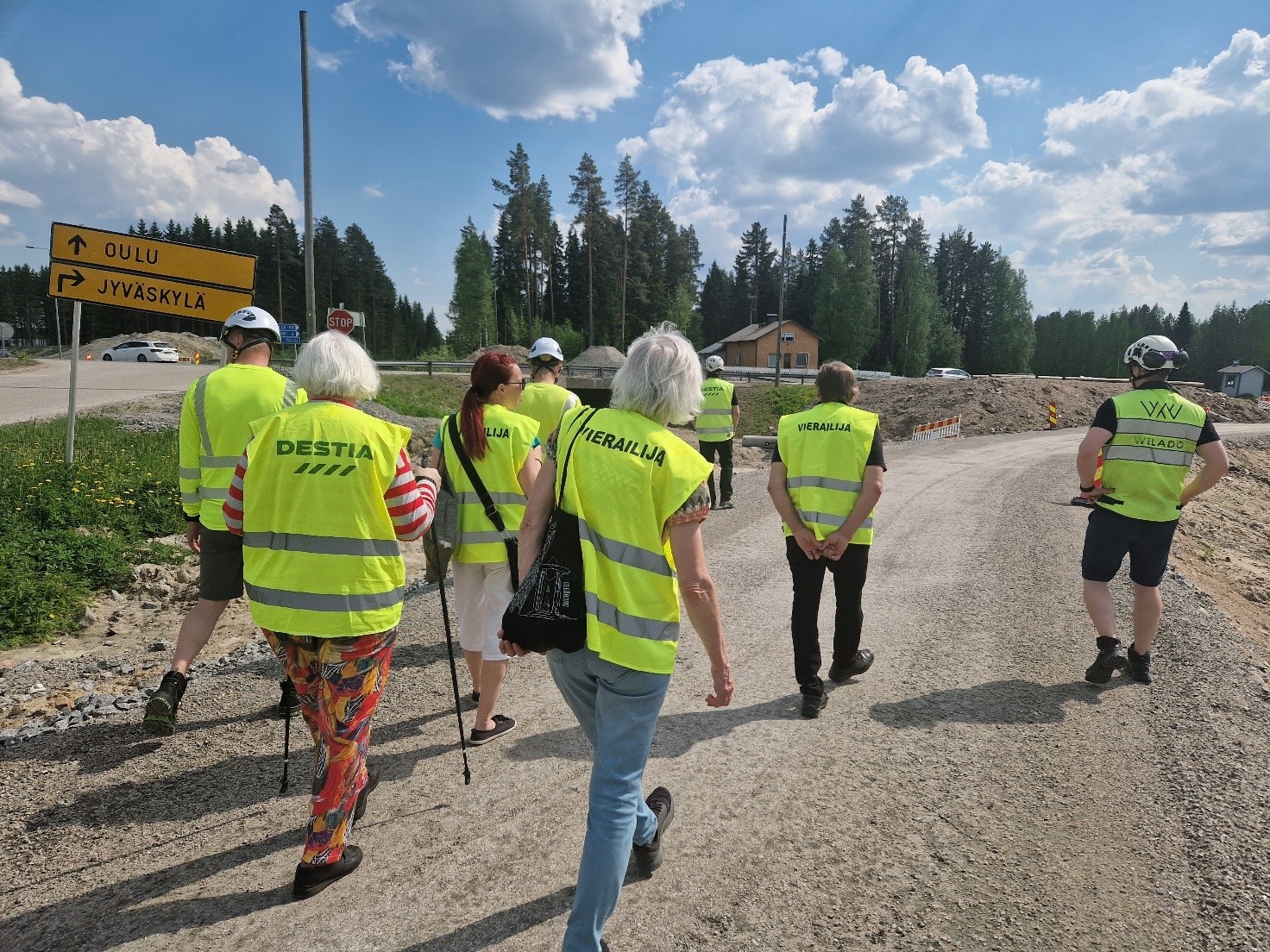 Kansalaistestauksen ryhmä kiertää jalankulun ja pyöräilyn reittejä työmaan edustajien kanssa.