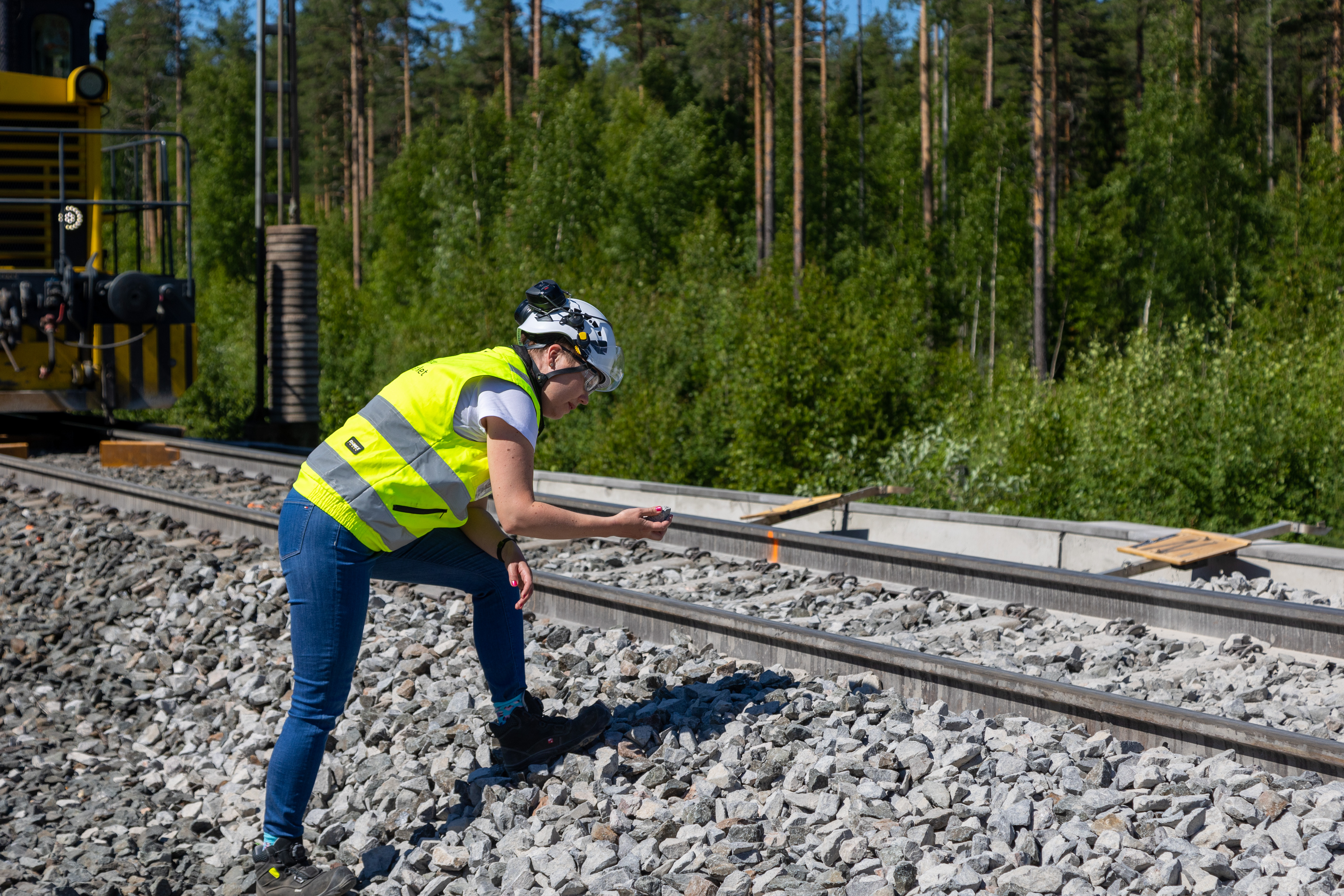 Ratahenkilökunnan jäsen tarkastelee rataa kesällä.