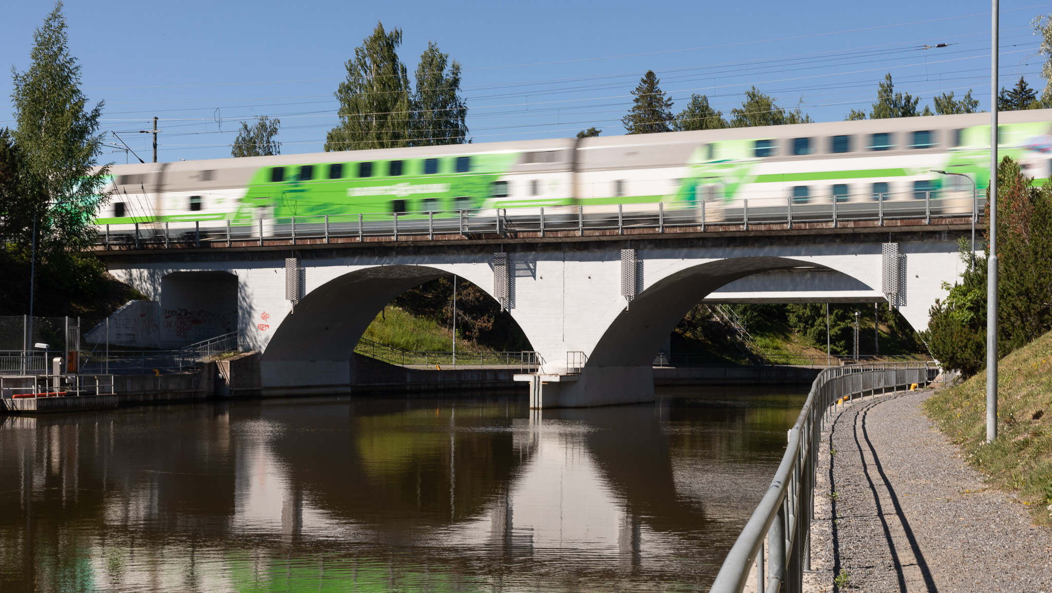 Hämeenlinnan ja Tampereen välillä sijaitseva Lempäälän kanava ja silta kesäaikaan. Juna ylittää kanavasillan.  