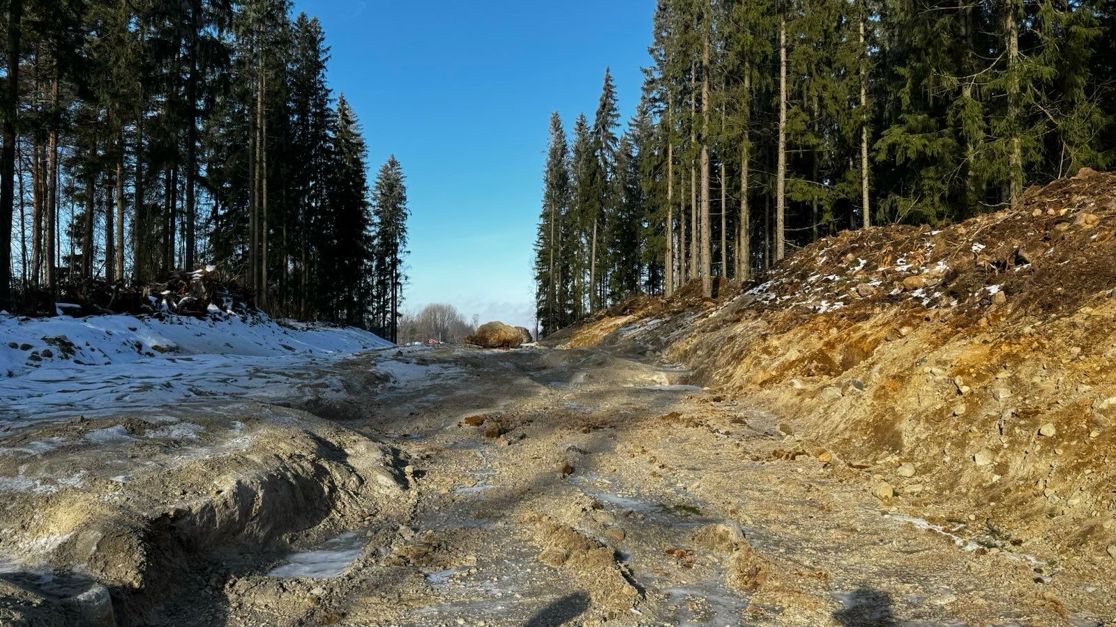 Radanvarsitien alueella louhitaan kalliota yksityistien siirtämiseksi lisäraiteiden tieltä.