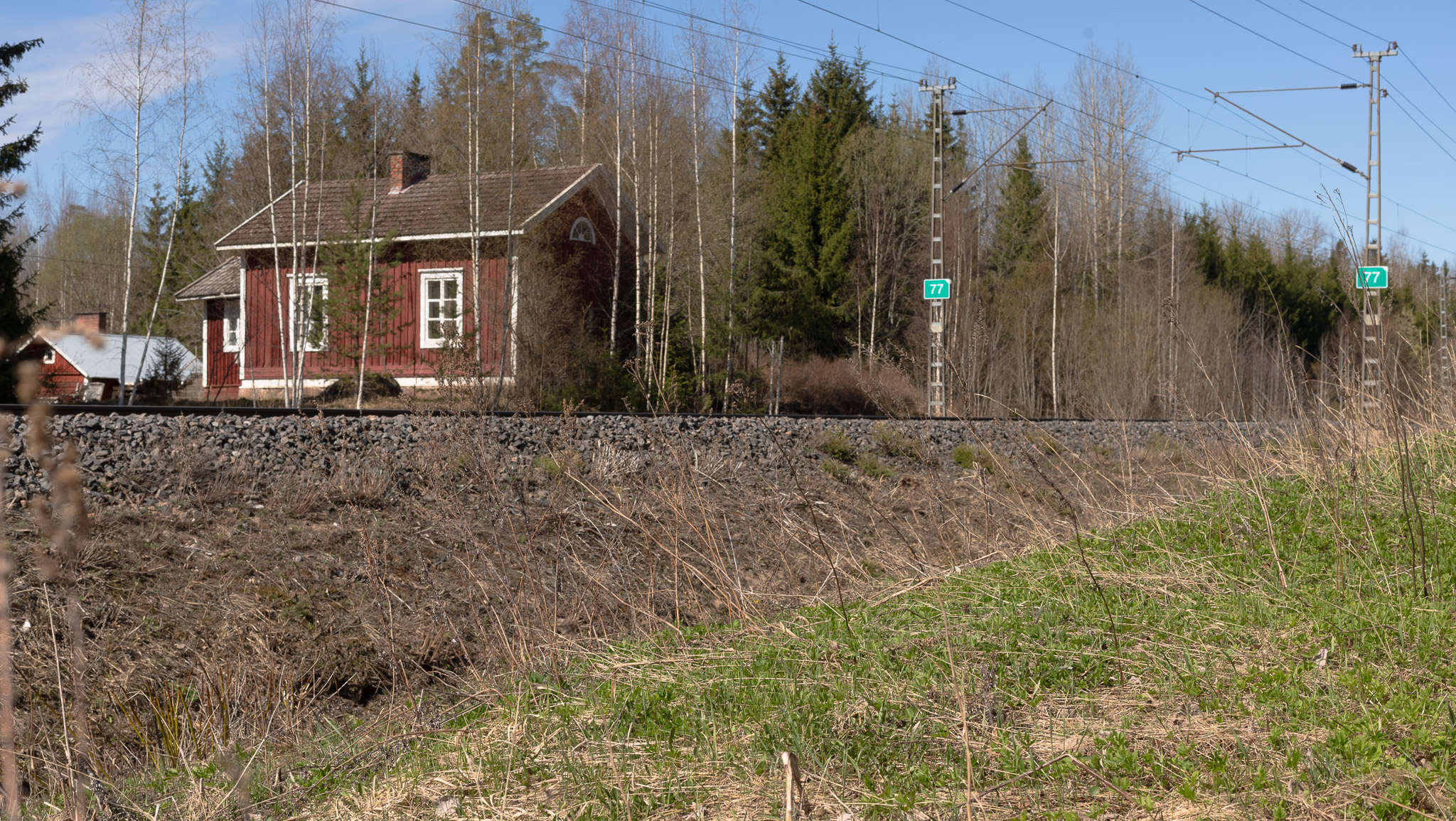 Punavalkoinen puinen radanvartijan linjavahtitupa Riihimäki-Hämeenlinna-rataosuudella junaradan varrella. 