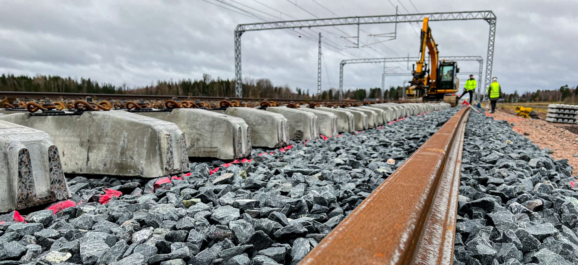 Kiskojen ja ratapölkkyjen asennusta Kytömaa-Ainola välillä