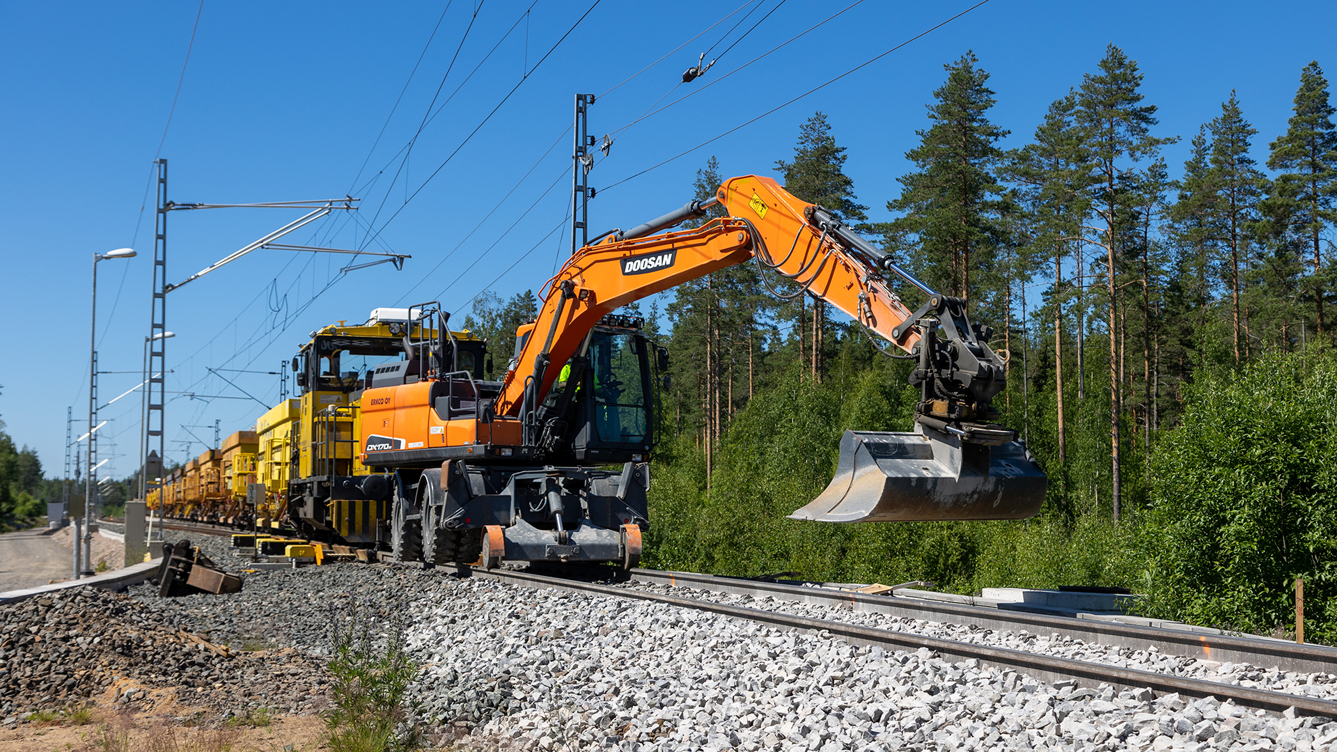 Ratatöitä kesällä Luumäki-Imatra-hankkeella, kuvassa työkone radalla.