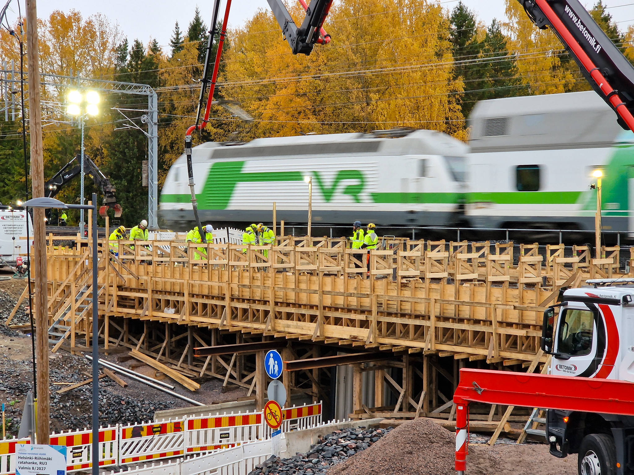 Kyrölän sillan rakennustyöt, taustalla myös VR:n kaukojuna.