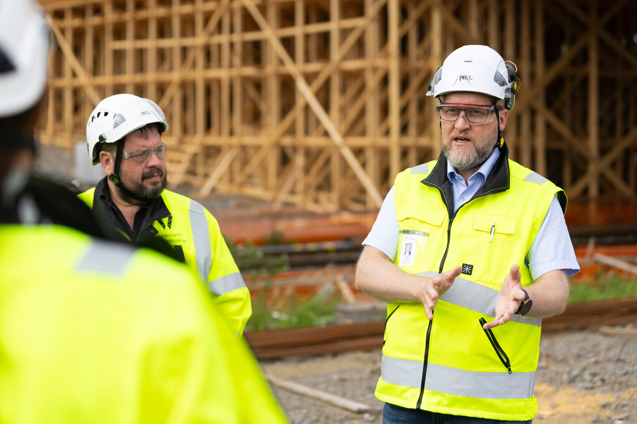 Trafikledsverkets Lars Westermark och Magnus Nygård på byggplatsen.