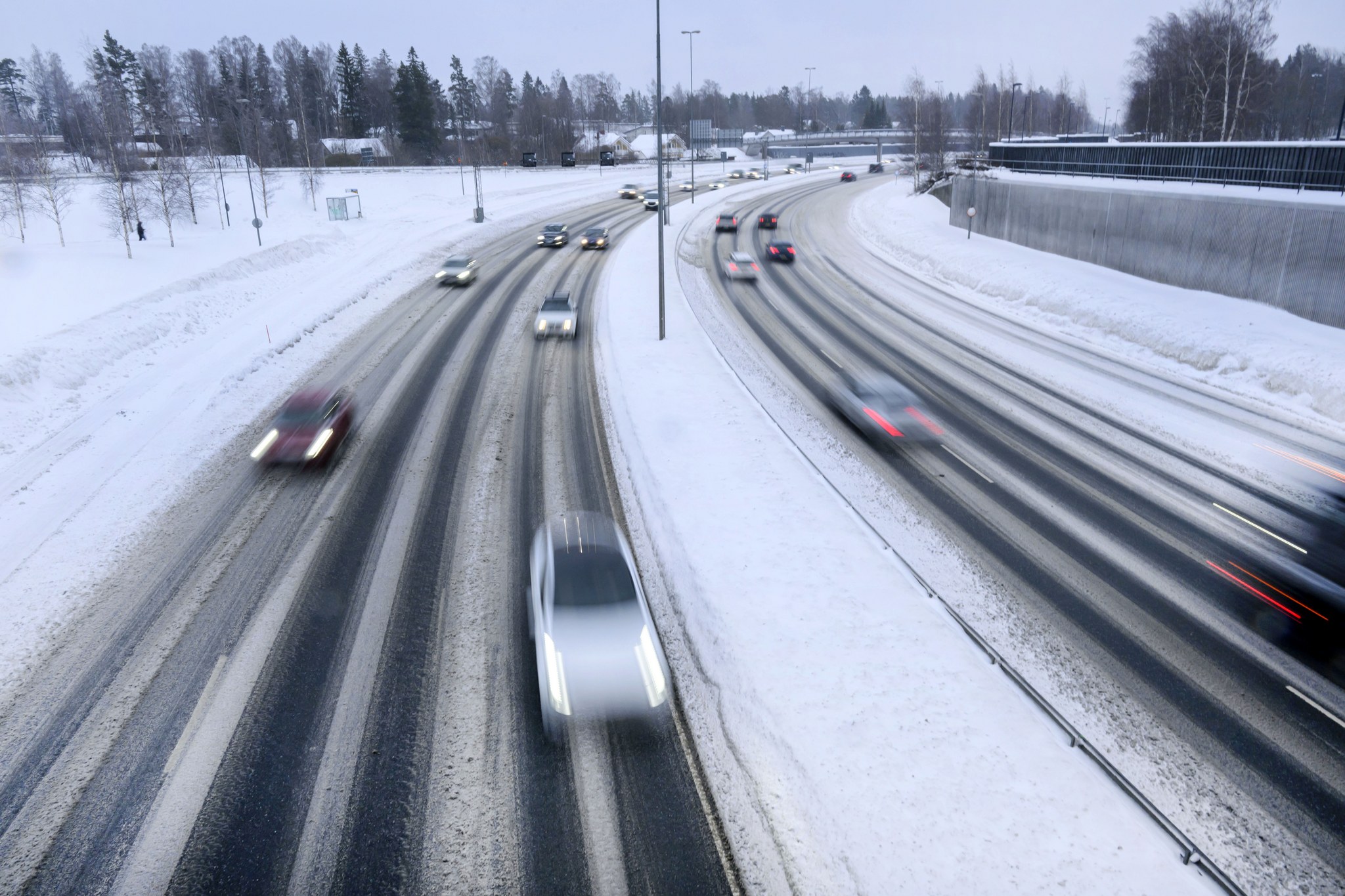 Tieliikennettä talvella.