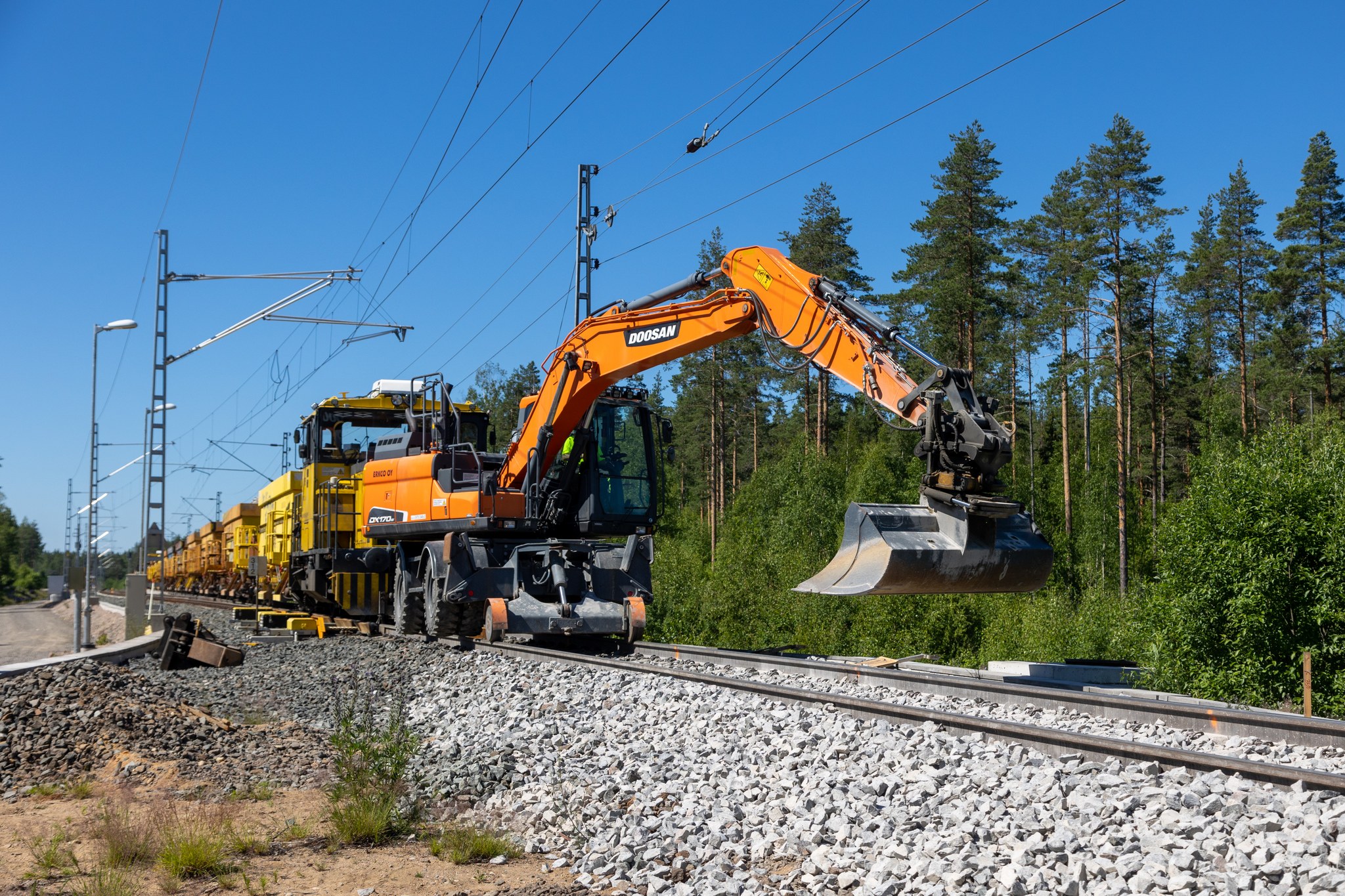 Kiskokaivinkone Luumäki-Imatra-ratahankkeen työmaalla.