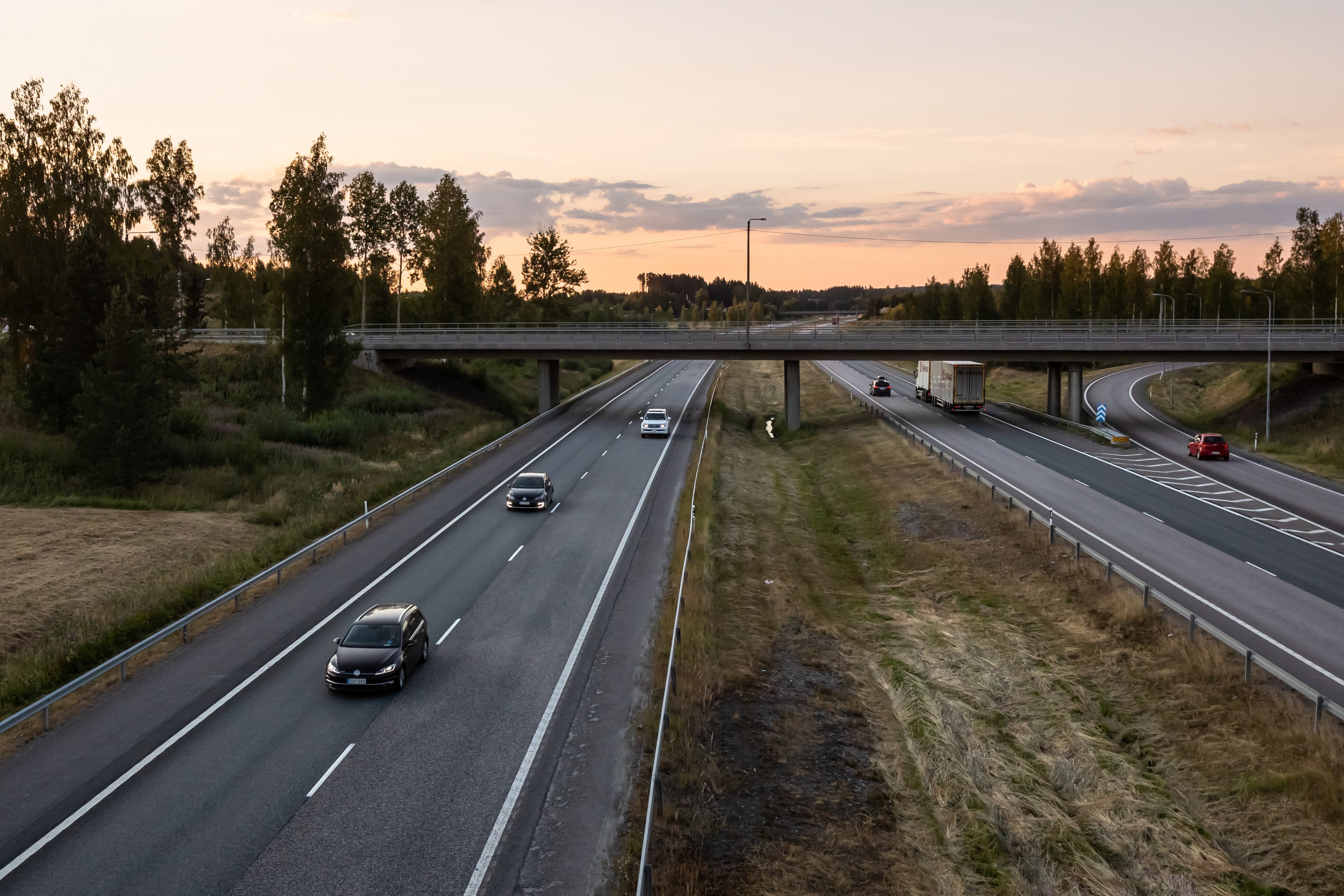 Lahden moottoritie auringonlaskun aikaan Haarajoen kohdalla.