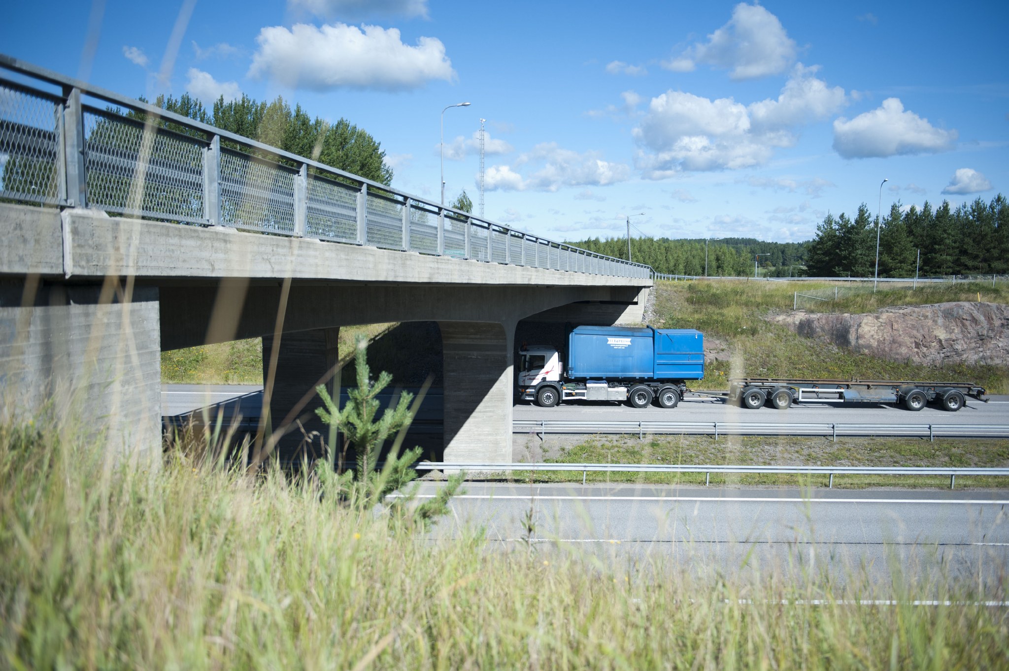 Rekka alittamassa siltaa moottoritiellä.