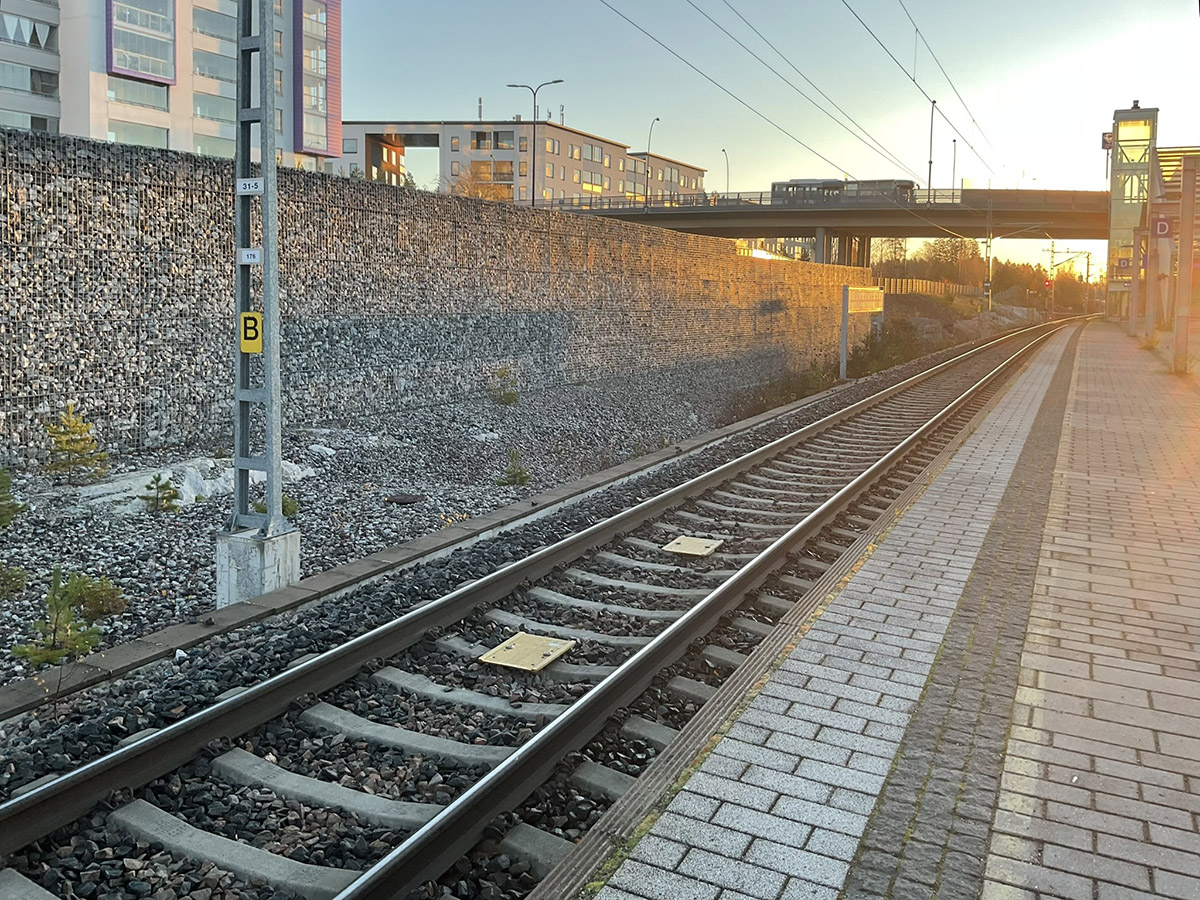 Baliisit ratapölkkyihin asennettuina Leinelän rautatieasemalla.