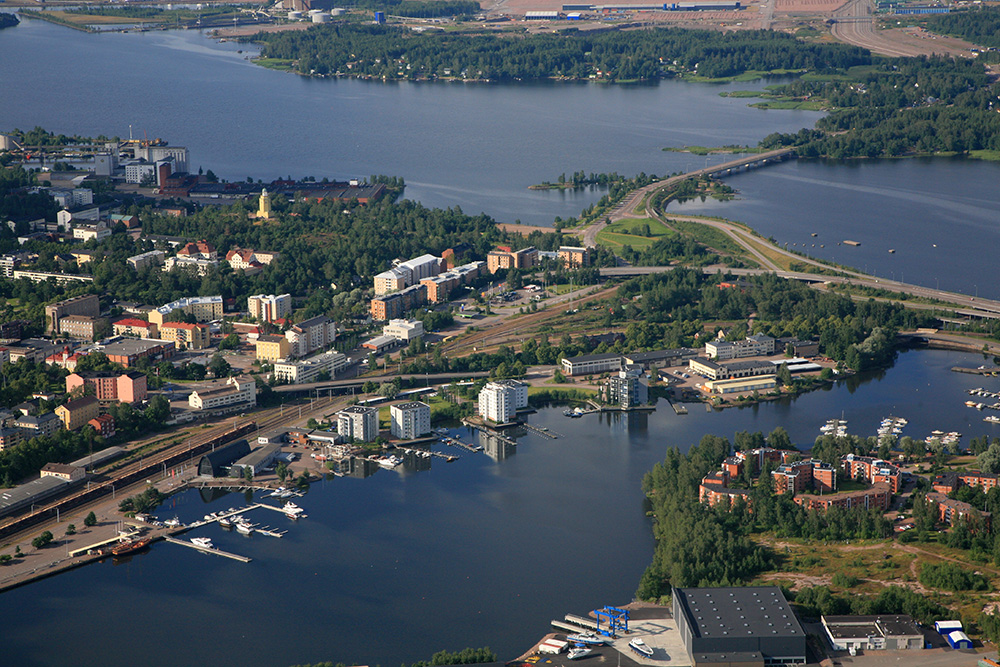 Kuvituskuvassa näkyvillä kolme väylämuotoa: tie-, rata- ja vesiväylät.