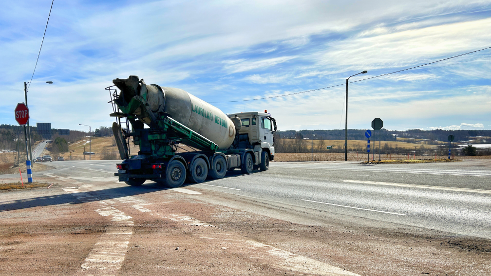 Sarkkila - Soppeenmäen tien risteys. Risteysalueella on kääntymässä tielle betoniauto.