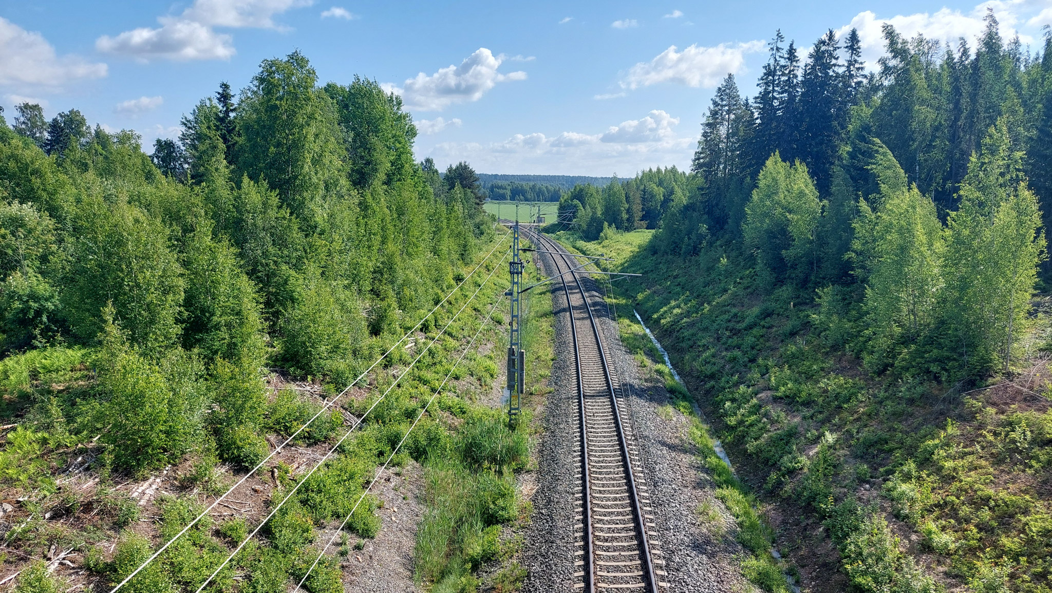 Näkymä junaradalle Vinkkilän ylikulkusillalta Sastamalassa