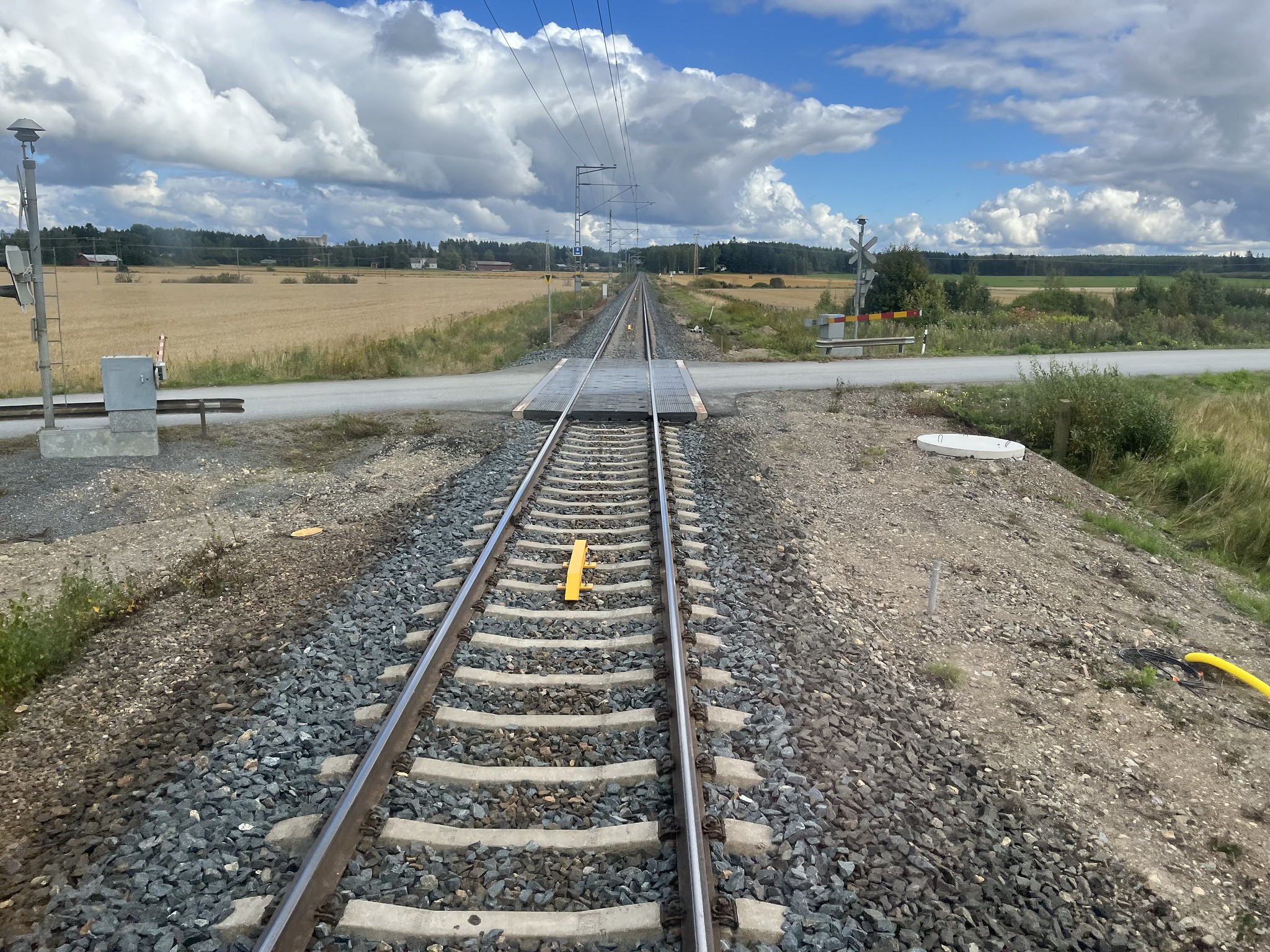 Tasoristeys Tampere-Pori radalla kesäisessä maisemassa.